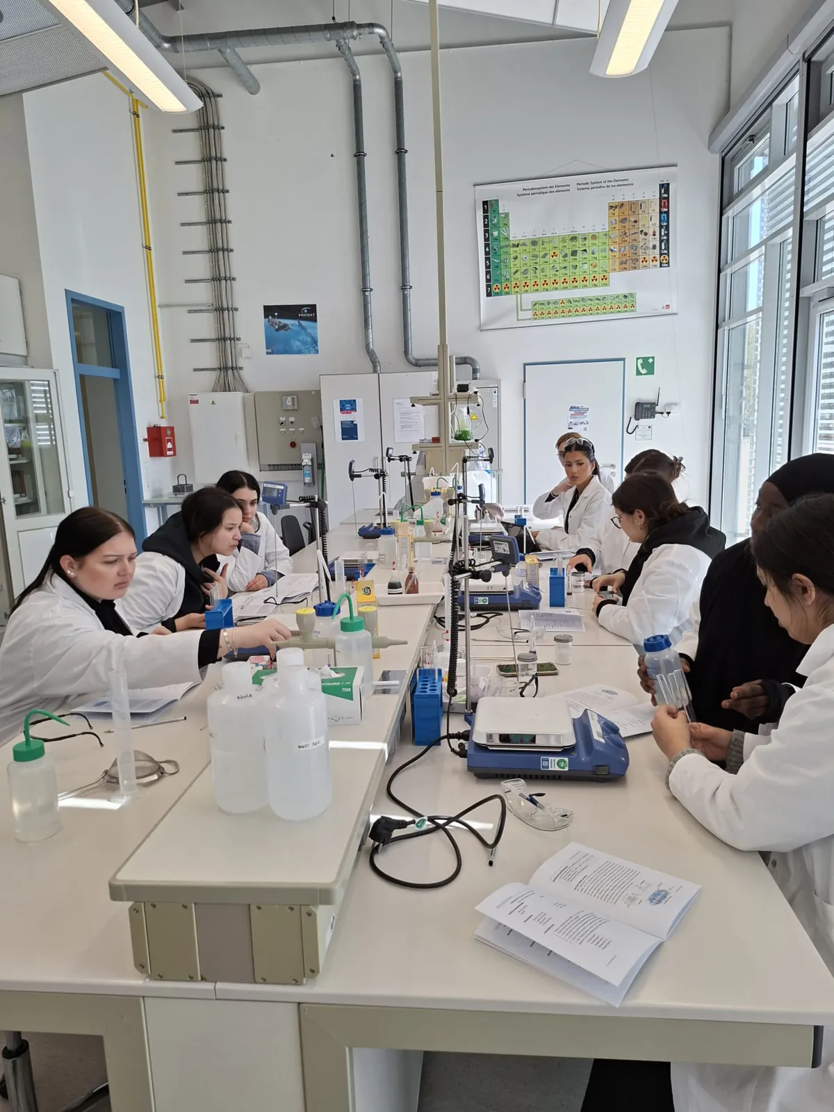 Arbeitsplatz im Chemieraum mit Glaskolben und Versuchsaufbau