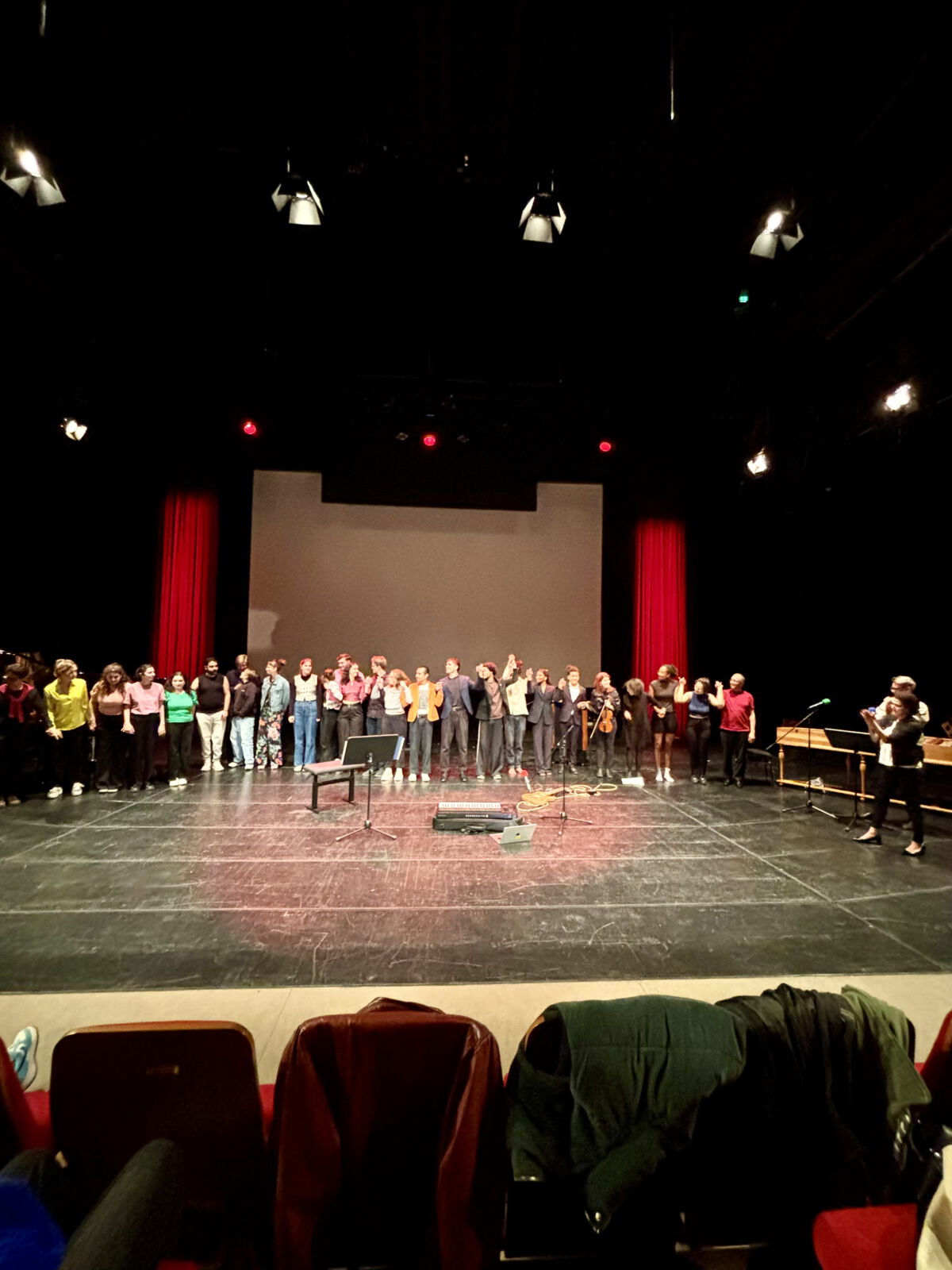 Schülergruppe bei einem Auftritt auf einer Theaterbühne