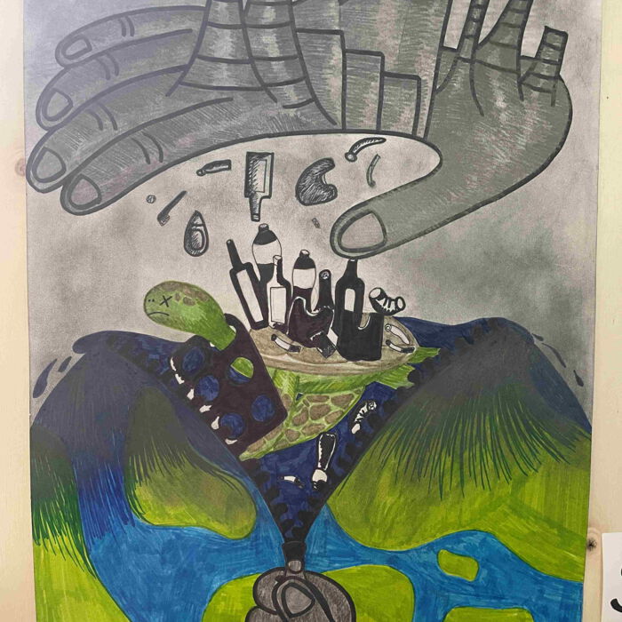 Ein gemaltes Bild auf dem eine Hand die Erde an einem Reißverschluss aufzieht. Darüber ist eine Stadt auf einer Hand, welche Müll in die Erde wirft.