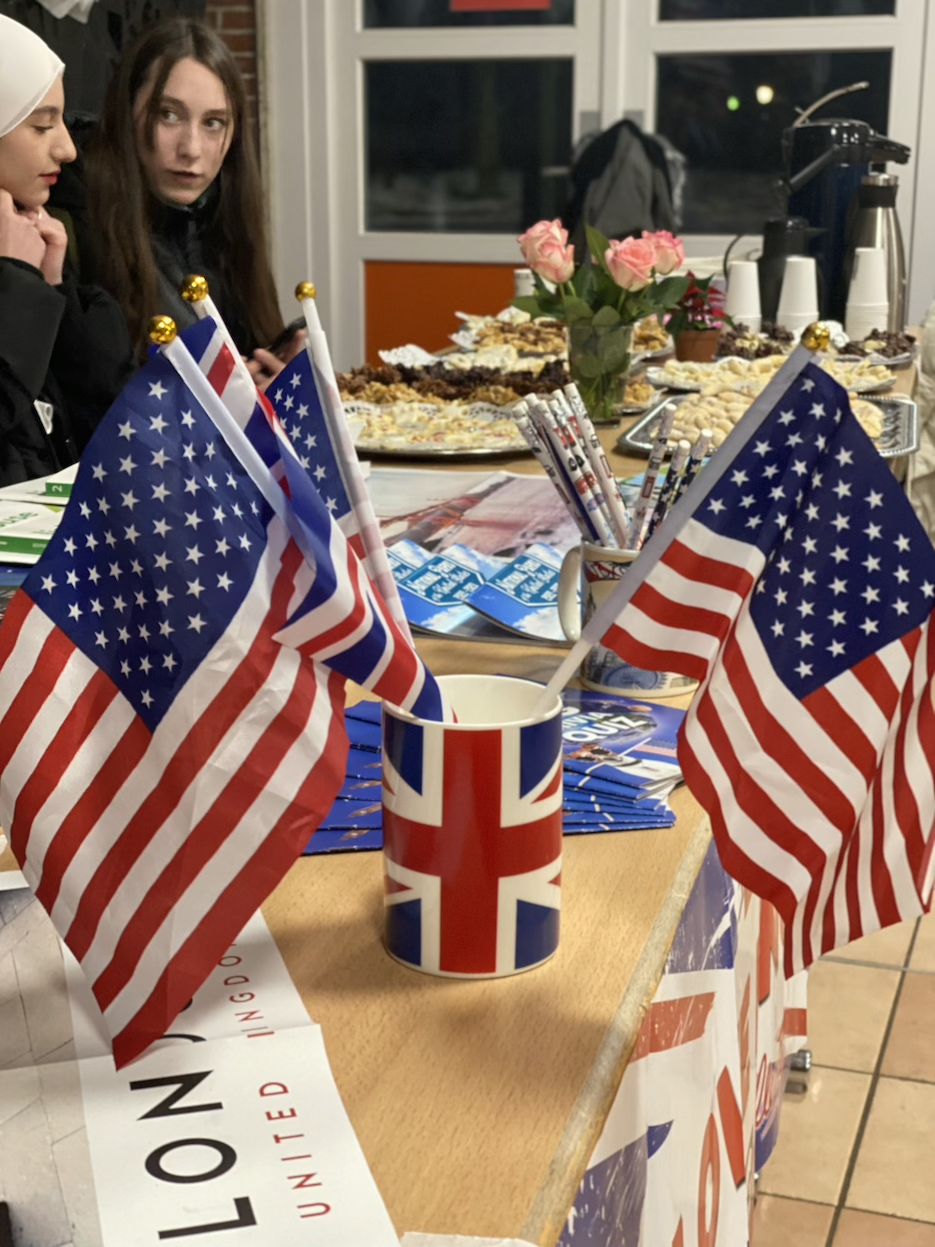 Tisch mit Fähnchen der USA und Großbritanniens als Dekoration