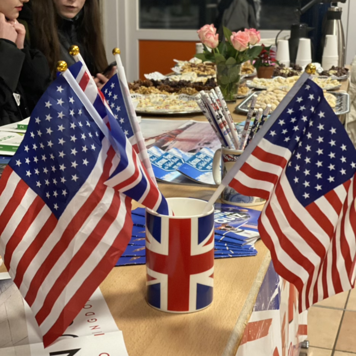 Tisch mit Fähnchen der USA und Großbritanniens als Dekoration