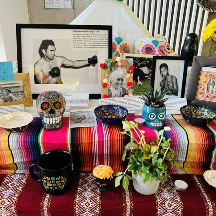 Ein farbenfroher Altar mit Fotos, Totenkopfdekorationen, Pflanzen und traditionellen Mustern, gestaltet im Stil des mexikanischen Día de los Muertos