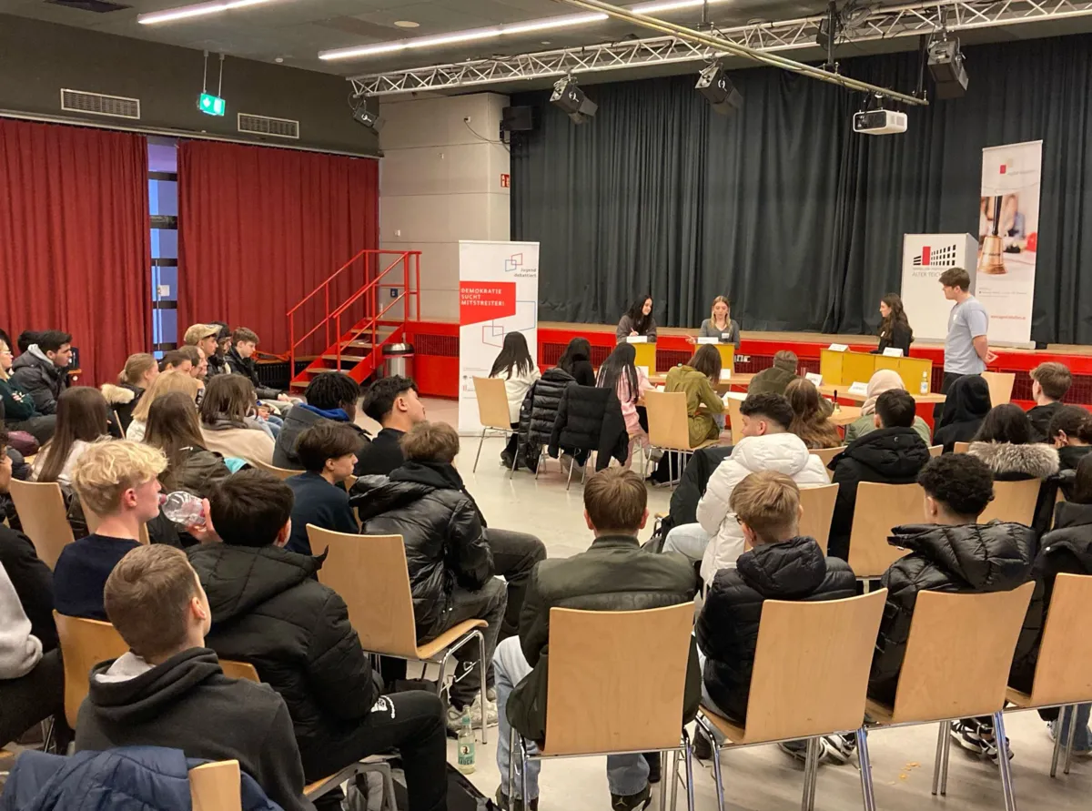 Publikum und Jury in der Aula beim Wettbewerb Jugend debattiert