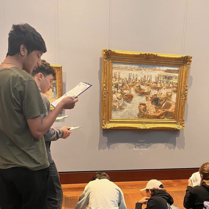 Schüler betrachtet ein gerahmtes Gemälde in der Kunsthalle