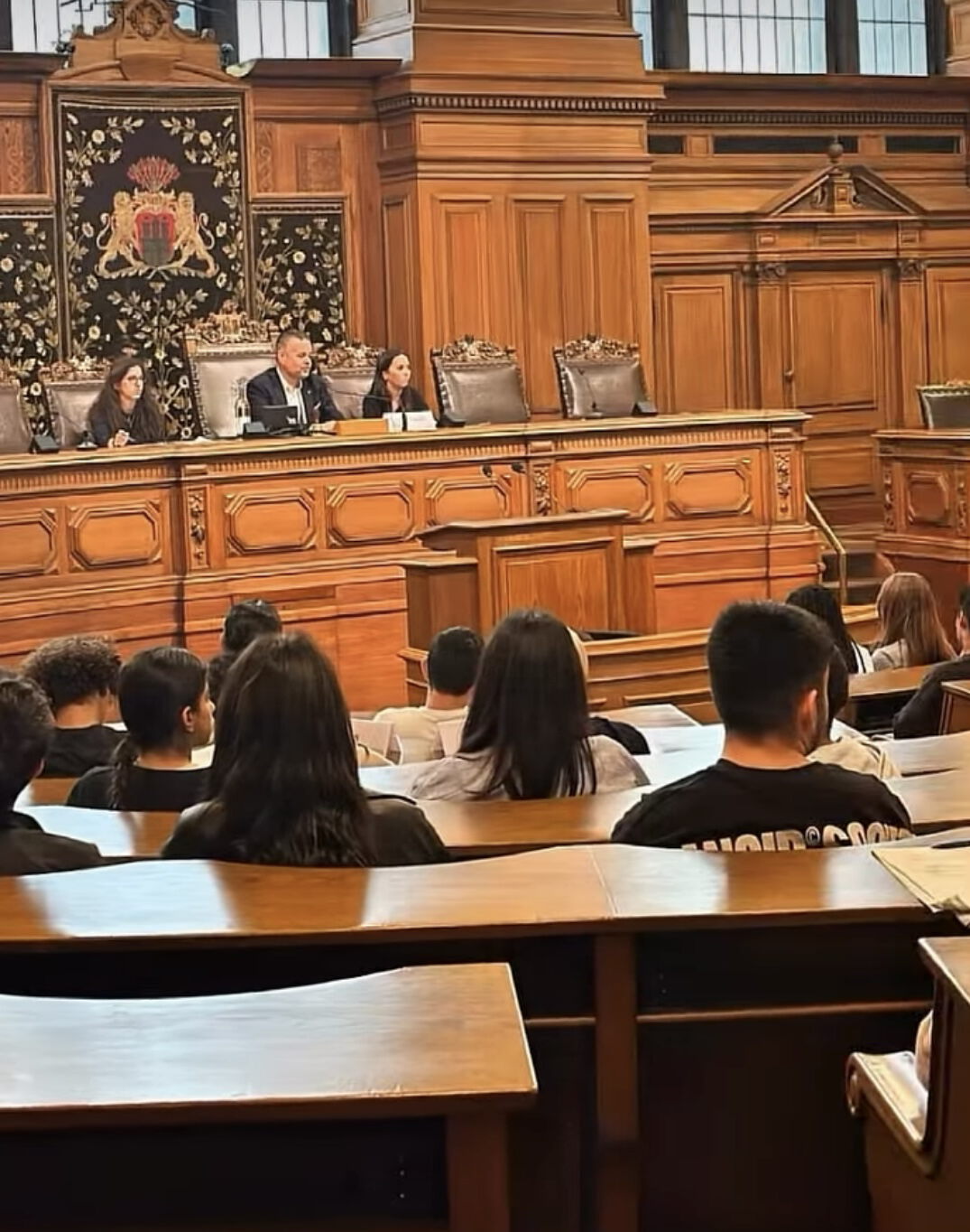 Schülergruppe auf den Zuschauerbänken im Plenarsaal
