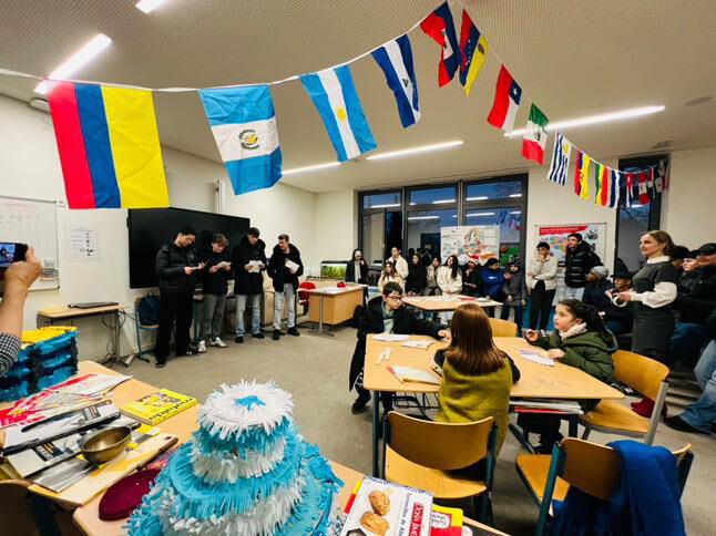 Klassenraum mit Flaggengirlande und Besuchern beim Tag der offenen Tür