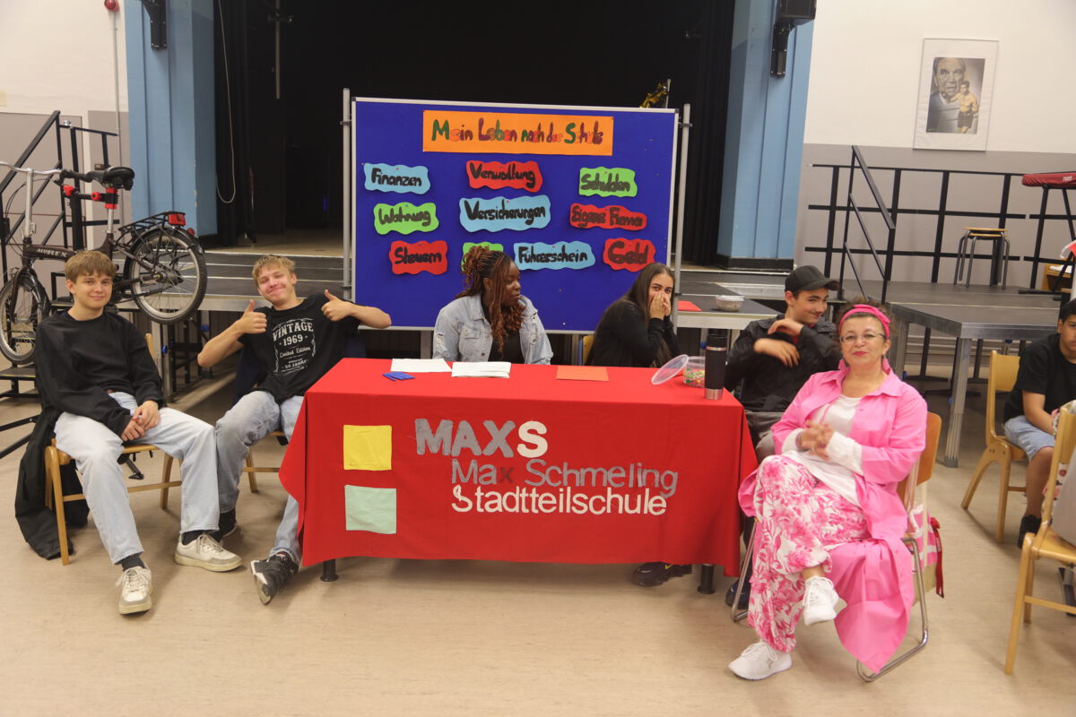 Schülergruppe an einem Stand mit dem Logo der Max Schmeling Stadtteilschule