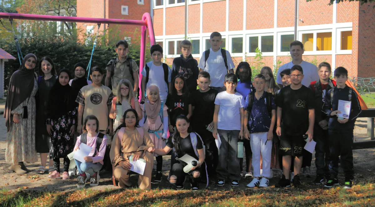 Klassenfoto einer neuen fünften Klasse auf dem Schulhof