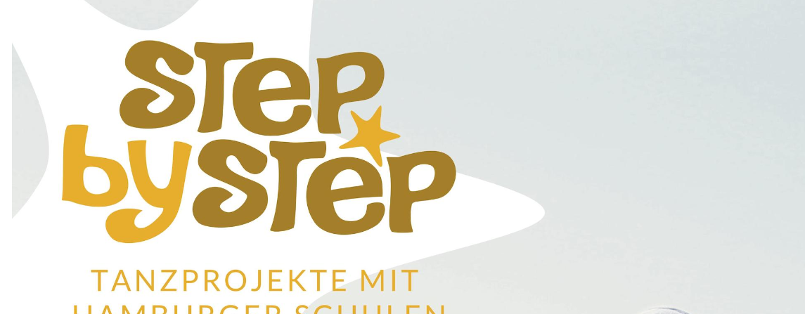 Das Logo von "Step by Step" in gelben Buchstaben mit einem Stern, begleitet vom Schriftzug „Tanzprojekte mit Hamburger Schulen“ in kleinerer, gelber Schrift. Der Hintergrund ist schlicht mit weißen und grauen Elementen gestaltet.