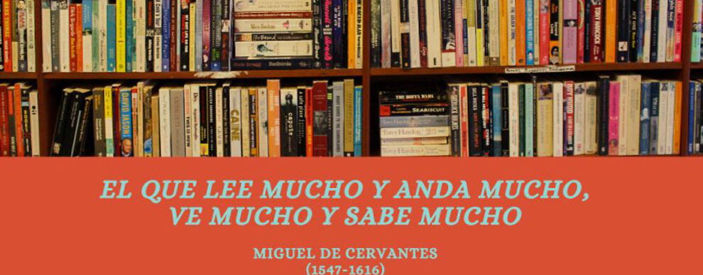 Ein Zitat von Miguel de Cervantes („El que lee mucho y anda mucho, ve mucho y sabe mucho“) in blauer Schrift auf orangefarbenem Hintergrund. Im oberen Bereich des Bildes ist ein Regal mit zahlreichen Büchern zu sehen.
