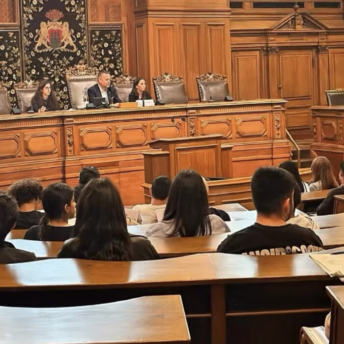 Schülergruppe auf den Zuschauerbänken im Plenarsaal