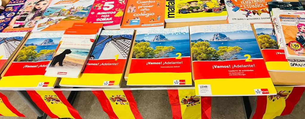 Auslage mit spanischen Lehrbüchern auf einem Tisch